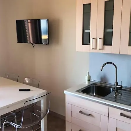 2 Bedrooms With Shared Pool And Wifi At Cefalu