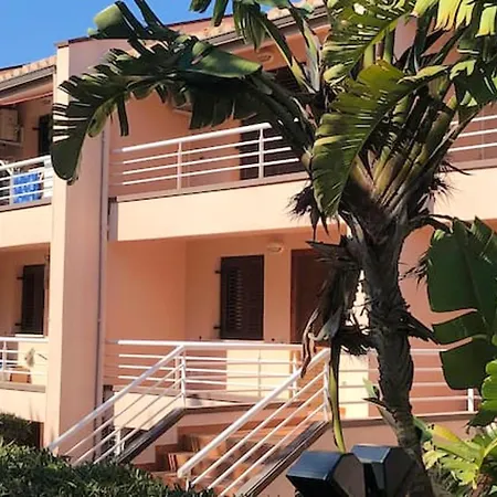2 Bedrooms With Shared Pool And Wifi At Cefalu