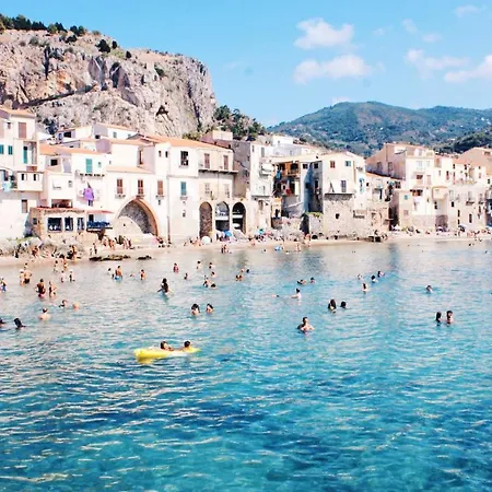 2 Bedrooms With Shared Pool And Wifi At Cefalu